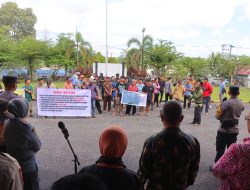 Polisi Kawal Aksi Damai Warga Desa Sungai Raya Tuntut Kades Mundur di Kantor Bupati