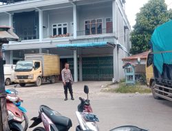 Anggota Polsek Sintang Kota Lakukan Pengamanan Perbaikan Gardu Listrik di Jalan Mungguk Serantung