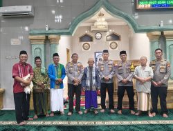 Anggota Polsek Dedai Berikan Kuliah Singkat dan Tarawih Bersama di Masjid Al-Amin