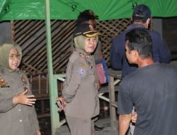 Kasat Pol PP Sintang Pimpin Pengawasan Kepatuhan Pemilik Café Pasca Operasi Non Yustisi di Desa Sepulut