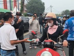 Bupati Sintang Bersama Forkopimda Bagikan 3.000 Masker, Warga Diingatkan Bahaya Asap Karhutla