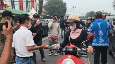 Bupati Sintang Bersama Forkopimda Bagikan 3.000 Masker, Warga Diingatkan Bahaya Asap Karhutla